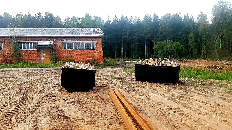 Производственная площадка: цех и берёзовое сырьё